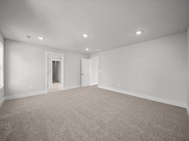 Spacious, unfurnished interior of a new home in Riverwood Farm, Piedmont (Image 19).