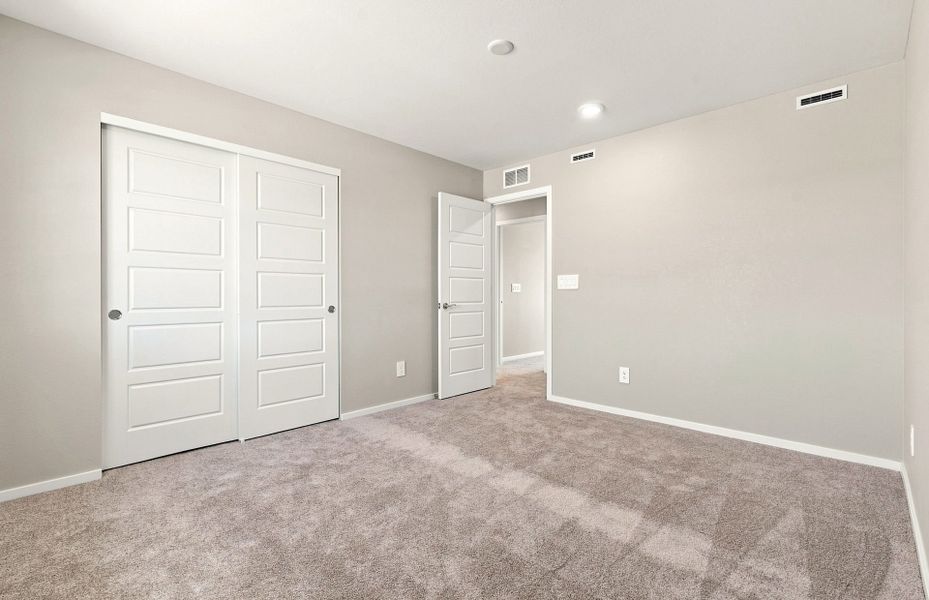 Spacious, unfurnished interior of a new home in Murata Farms, Fort Lupton (Image 31).