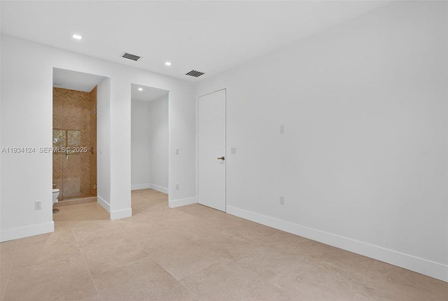 Spacious, unfurnished interior of a new home in , Miami (Image 18).