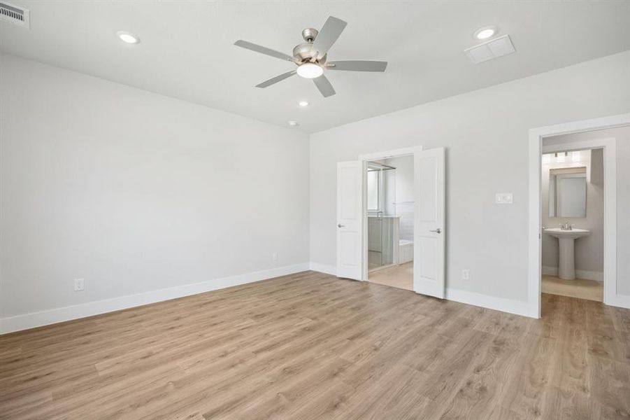 Spacious, unfurnished interior of a new home in Dove Hollow, Waxahachie (Image 23). Spacious, unfurnished interior of a new home in Dove Hollow, Waxahachie (Image 23).