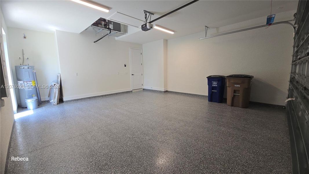 Spacious, unfurnished interior of a new home in , Lehigh Acres (Image 24).