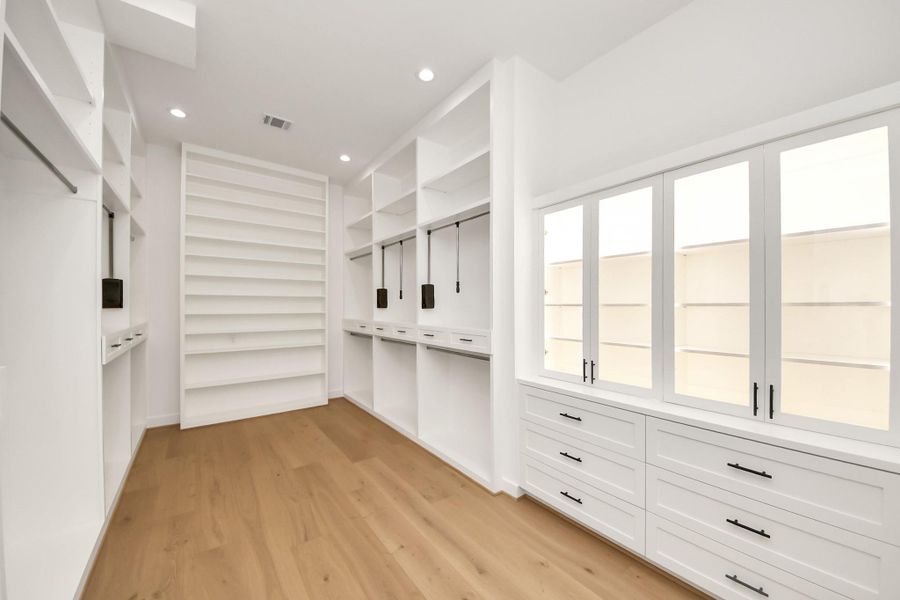 Spacious, unfurnished interior of a new home in , Houston (Image 7).