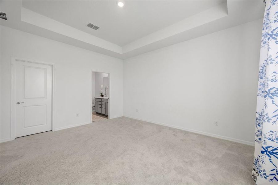 Spacious, unfurnished interior of a new home in Woodcreek, Wesley Chapel (Image 23).