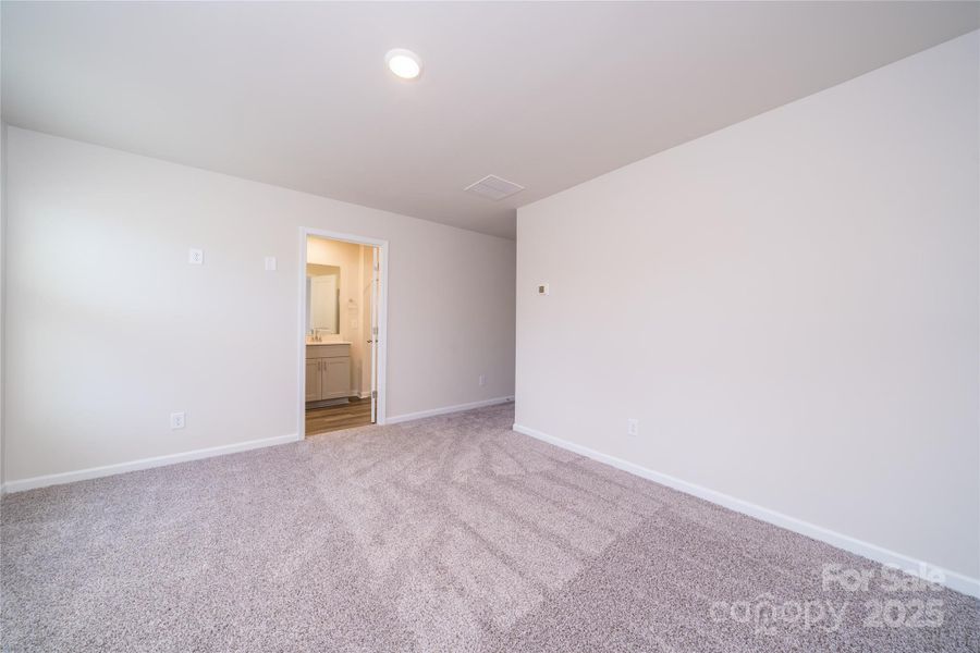 Spacious, unfurnished interior of a new home in Galloway Ridge, Charlotte (Image 9).