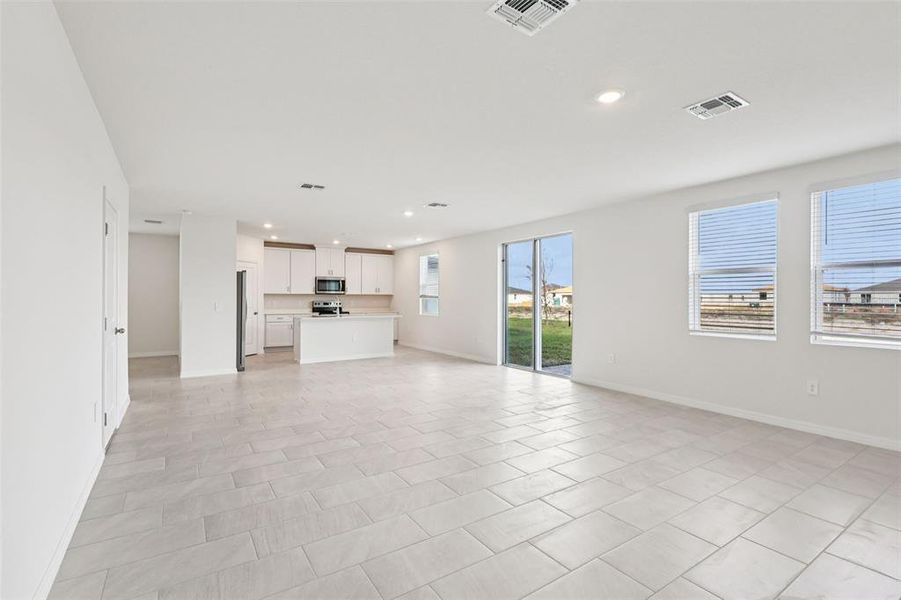 Spacious, unfurnished interior of a new home in , Davenport (Image 15).