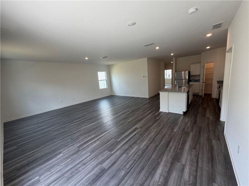 Spacious, unfurnished interior of a new home in Mt. Tabor Ridge, Dallas (Image 15).
