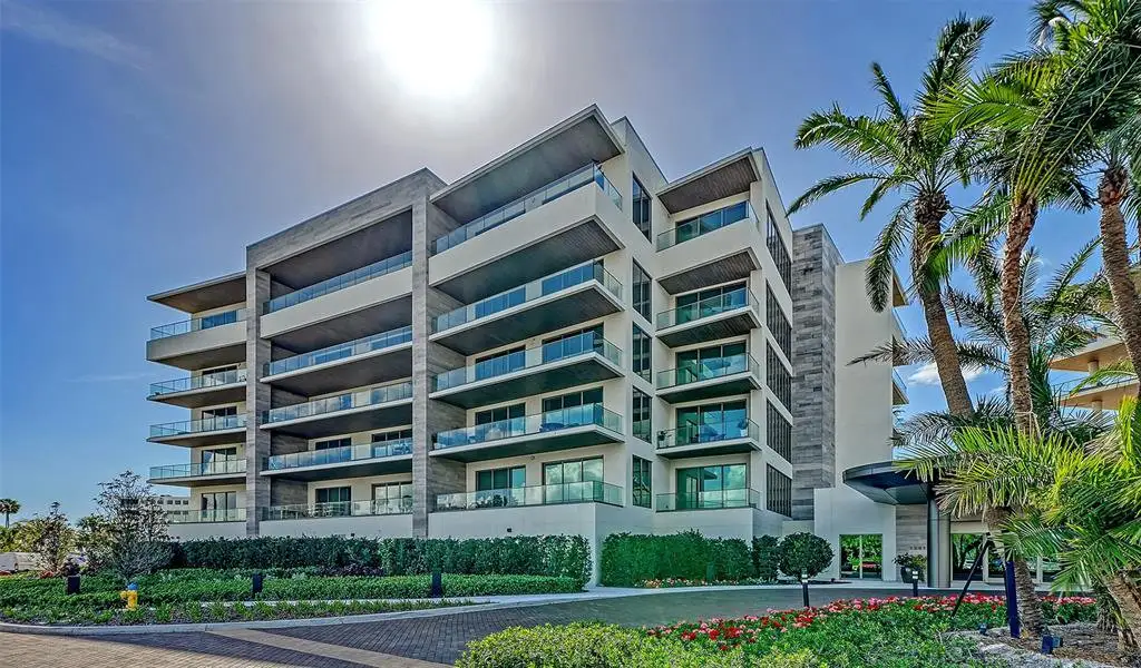 Condo located in Longboat Key, FL showcasing its design and architecture (Image 5).