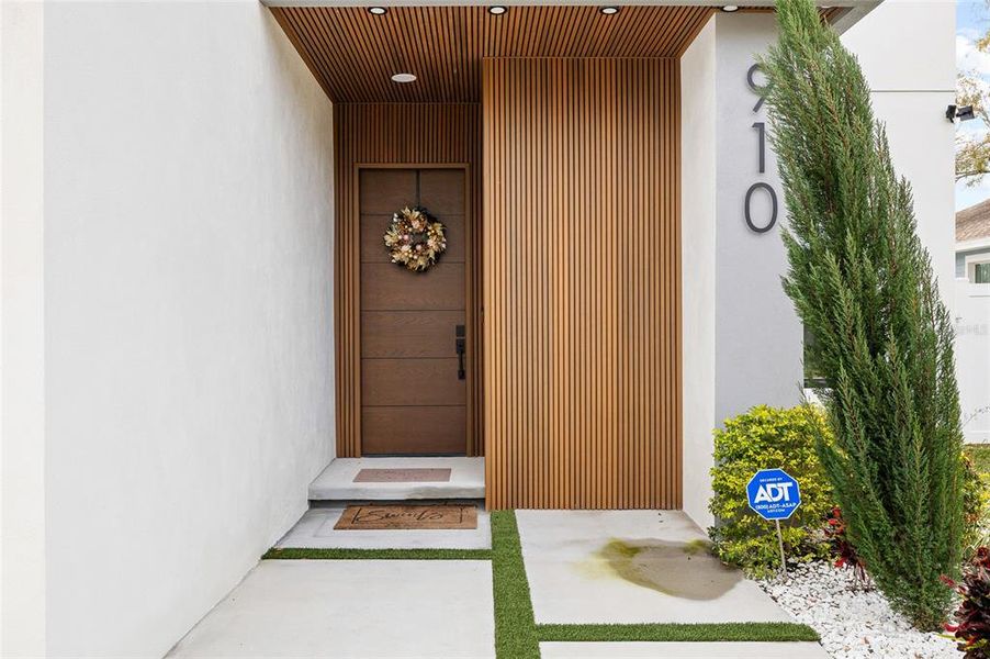 Exterior details and patio area of a home in , Tampa (Image 3).