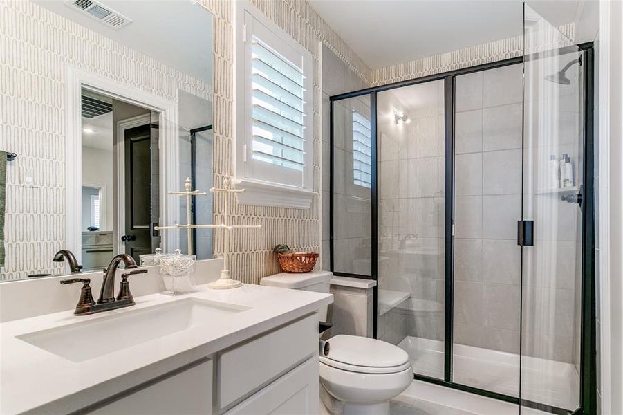 Furnished interior view inside a new home in Grand Braniff Park, Irving (Image 7).