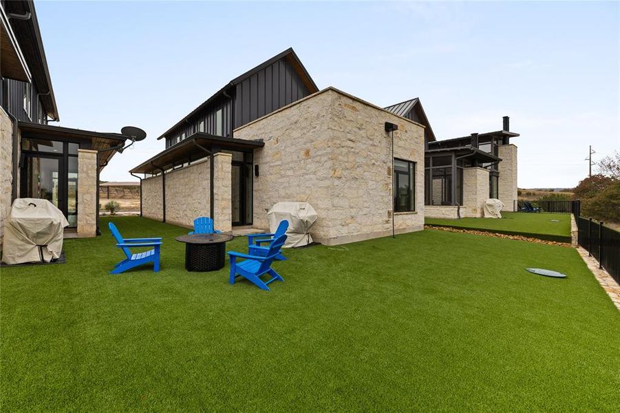 Exterior details and patio area of a home in , Iredell (Image 4).