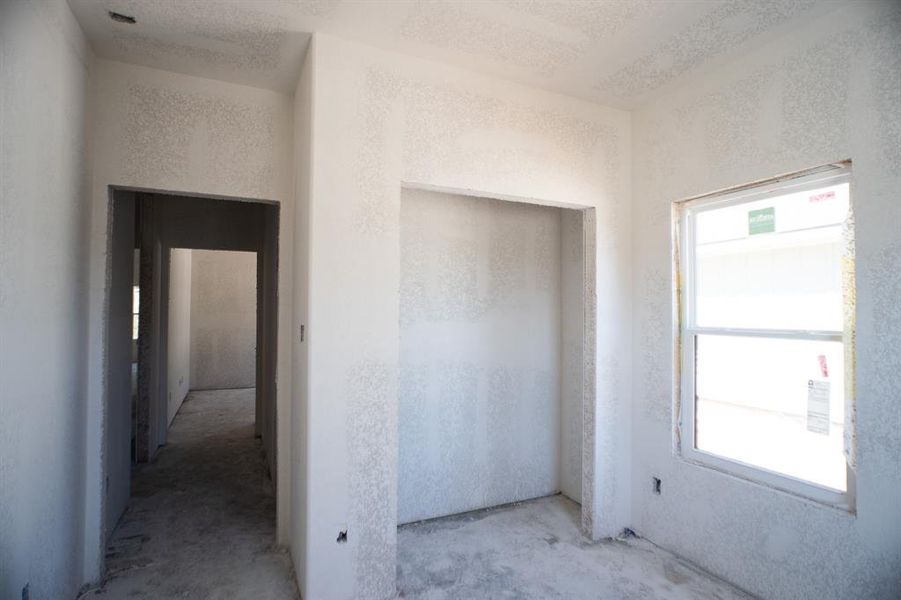 Spacious, unfurnished interior of a new home in , Navasota (Image 11).