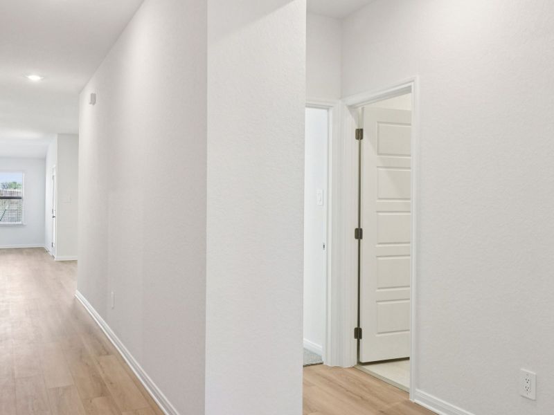 Spacious, unfurnished interior of a new home in Remington Ranch, San Antonio (Image 27).