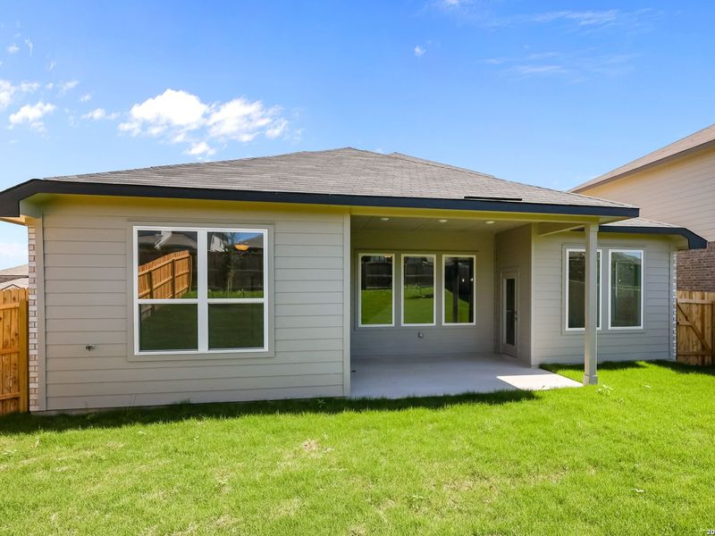Exterior details and patio area of a home in Comanche Ridge, San Antonio (Image 26).