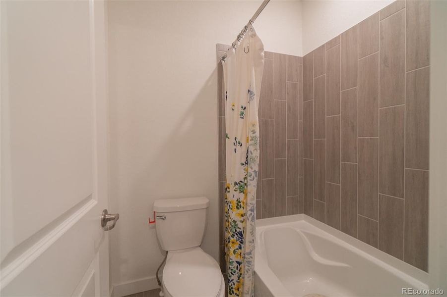 Full upstairs bathroom