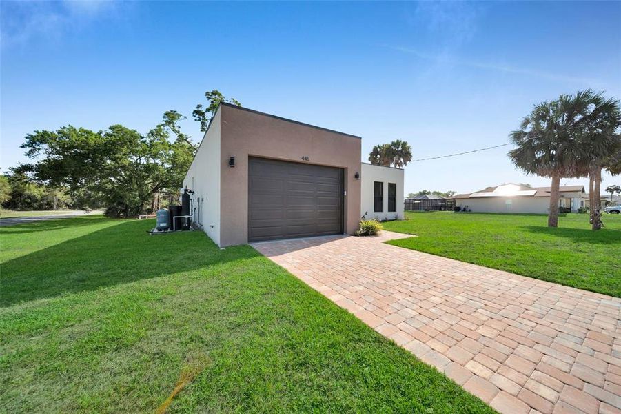 Exterior details and patio area of a home in , Port Charlotte (Image 3).