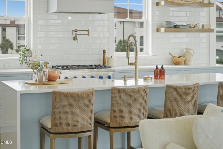 6CapeLn_Staged_8Kitchen