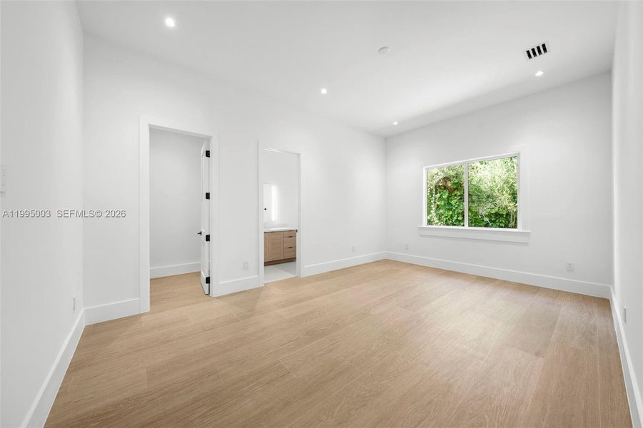 Spacious, unfurnished interior of a new home in , Pinecrest (Image 27).