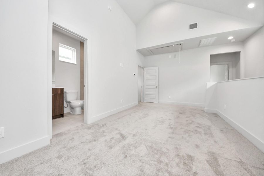 Spacious, unfurnished interior of a new home in Alicante, Houston (Image 18).