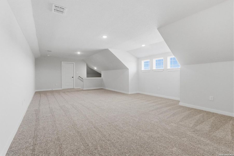 Spacious, unfurnished interior of a new home in Alamo Estates, San Antonio (Image 31).