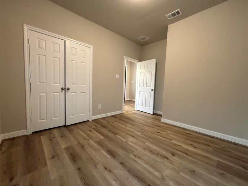 Spacious, unfurnished interior of a new home in Sunterra, Katy (Image 27).