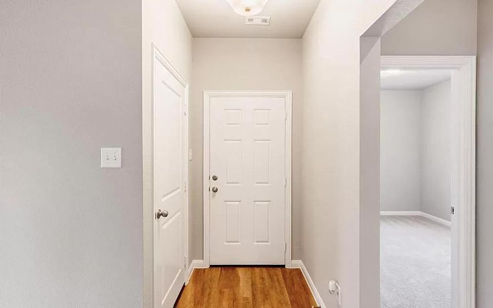 Spacious, unfurnished interior of a new home in Perkinsville, Chino Valley (Image 7).