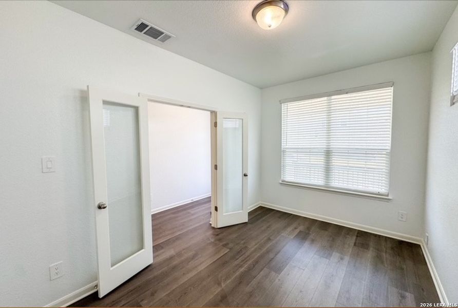 Spacious, unfurnished interior of a new home in Thomas Pond, San Antonio (Image 21).
