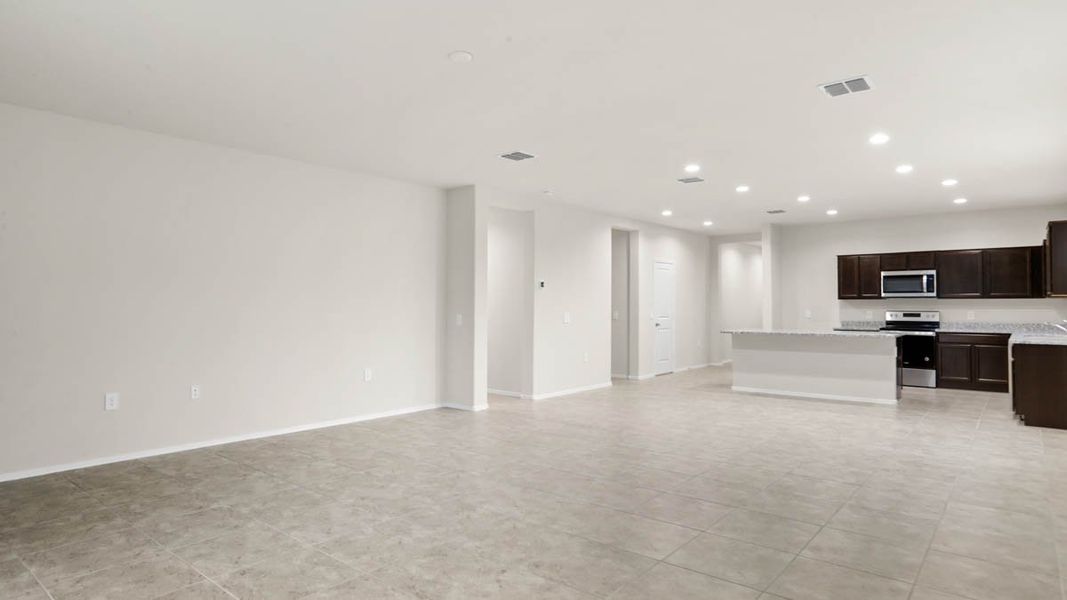 Spacious, unfurnished interior of a new home in Rio Rancho Estates, Wittmann (Image 11).
