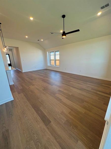 Spacious, unfurnished interior of a new home in Meadow Vista, Anna (Image 12).