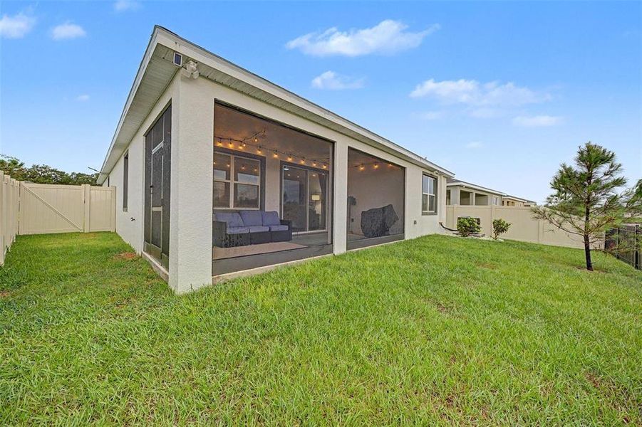 Exterior details and patio area of a home in Abbott Park, Zephyrhills (Image 3).