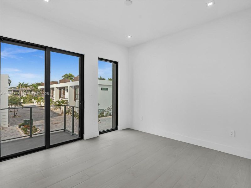 Spacious, unfurnished interior of a new home in , Dania Beach (Image 74).