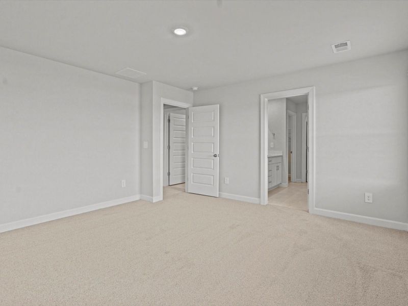 Spacious, unfurnished interior of a new home in Creek Ridge - Heritage Collection, Spartanburg (Image 16).