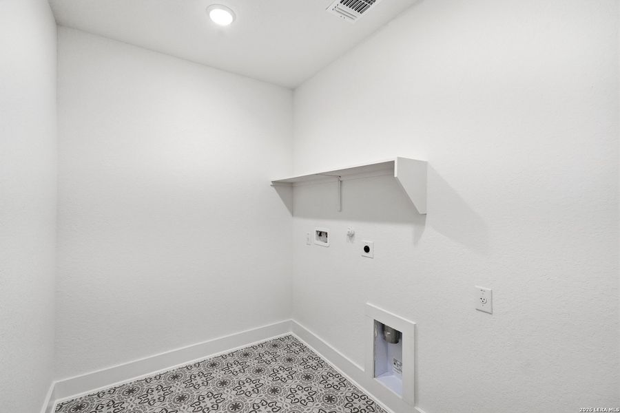 Spacious, unfurnished interior of a new home in Stillwater Ranch, San Antonio (Image 36).