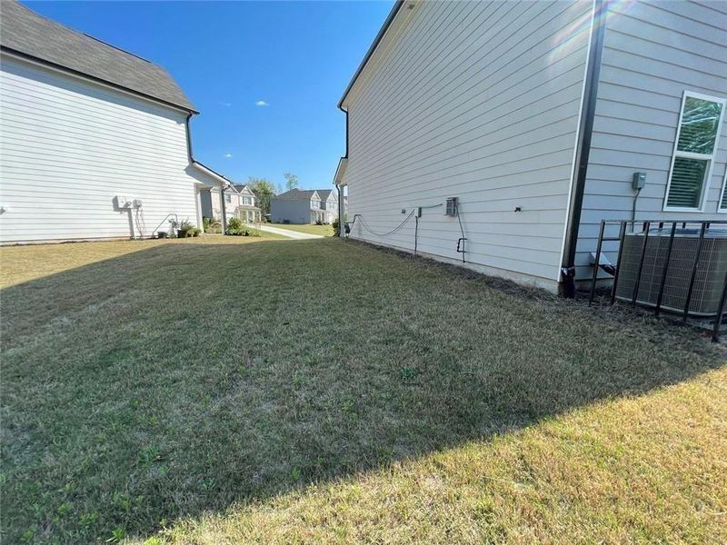 Exterior details and patio area of a home in Autumn Brook, Austell (Image 13).