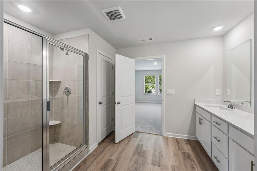 Furnished interior view inside a new home in Ivey Township, Dallas (Image 18).