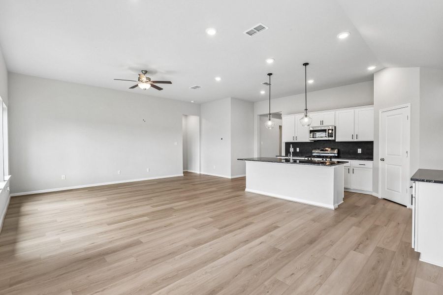 Spacious, unfurnished interior of a new home in Aldeana - Paintbrush Collection, Bonney (Image 32).