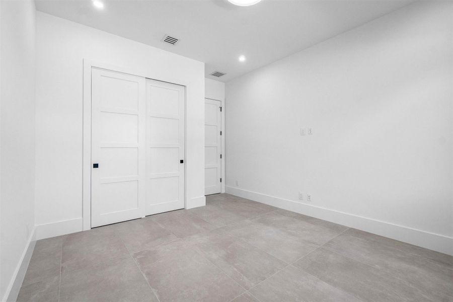 Spacious, unfurnished interior of a new home in , Pompano Beach (Image 17).