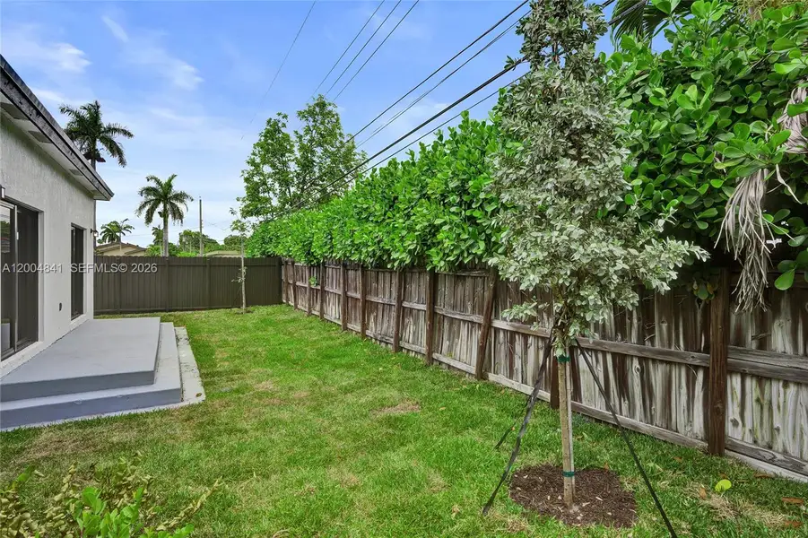 Exterior details and patio area of a home in , Miramar (Image 4).