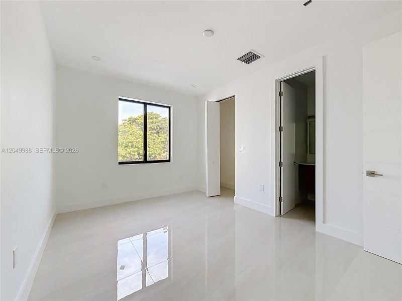 Spacious, unfurnished interior of a new home in , Miami (Image 30).