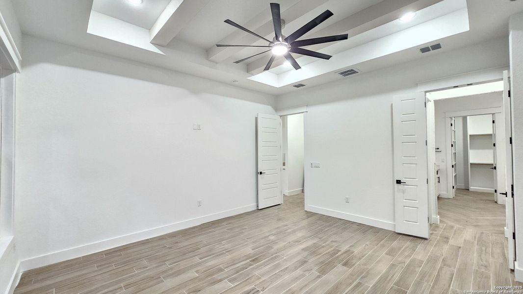 Spacious, unfurnished interior of a new home in , La Vernia (Image 30).