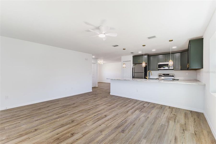 Spacious, unfurnished interior of a new home in , Englewood (Image 26).