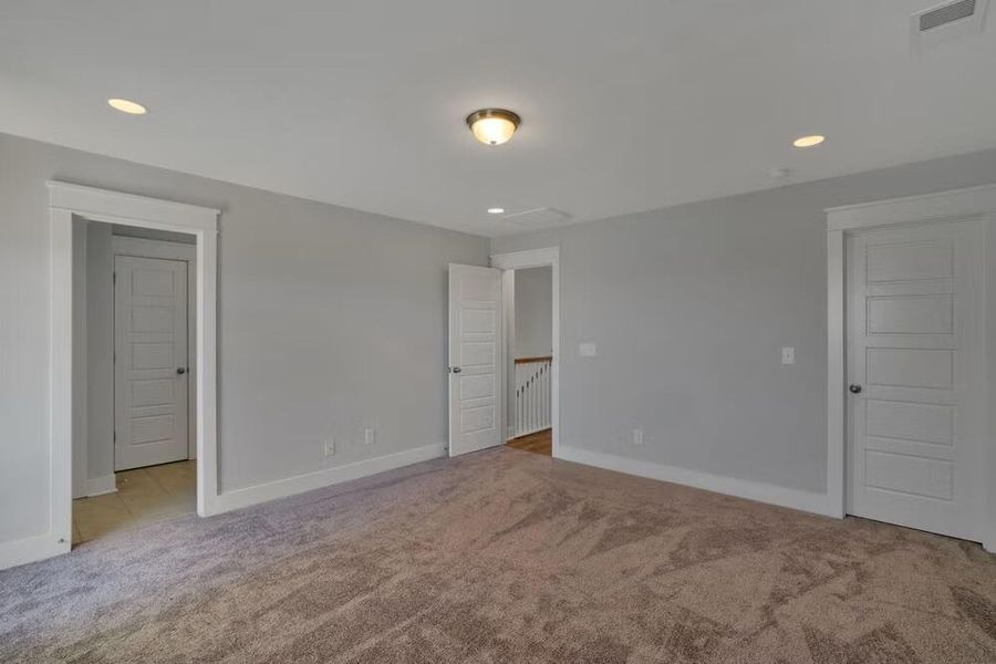Spacious, unfurnished interior of a new home in Sweetgrass Station, Summerville (Image 15).