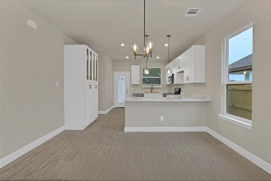 Spacious, unfurnished interior of a new home in , Granbury (Image 17).