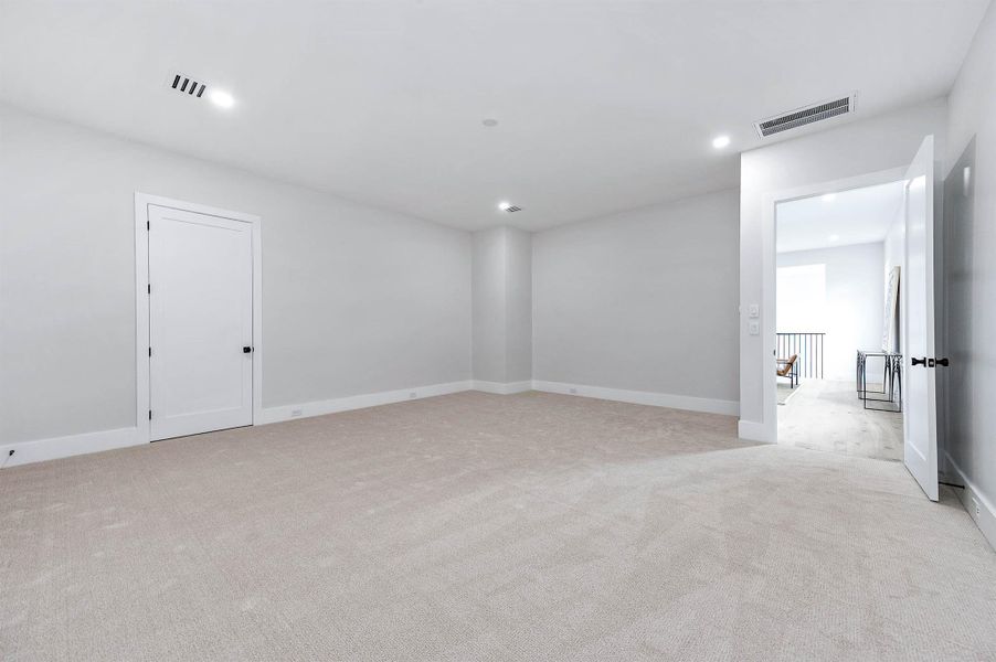 Spacious, unfurnished interior of a new home in , Houston (Image 22).