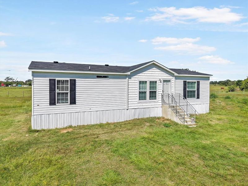 Exterior details and patio area of a home in , Wauchula (Image 2).