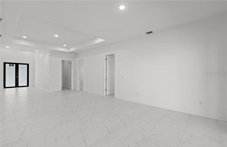 Spacious, unfurnished interior of a new home in , Cape Coral (Image 25).