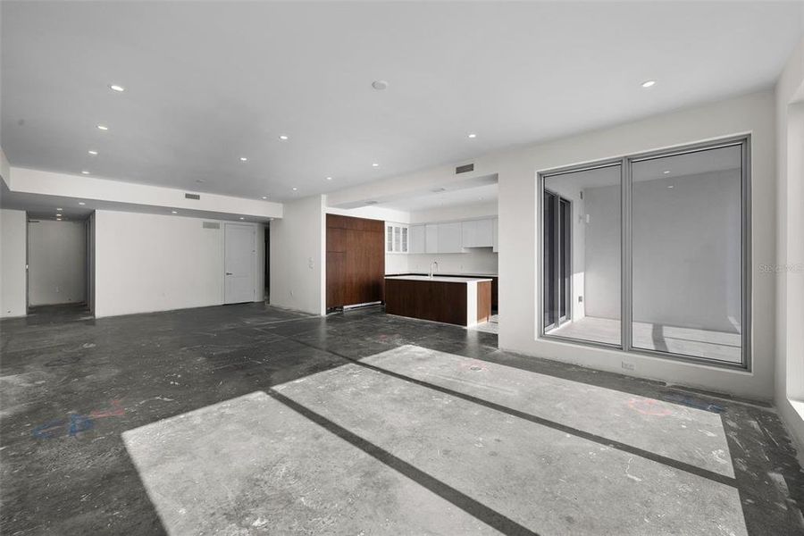 Spacious, unfurnished interior of a new home in , Tampa (Image 21).