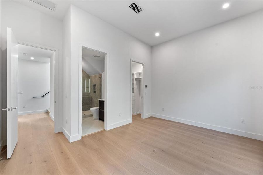 Spacious, unfurnished interior of a new home in , Tampa (Image 18).