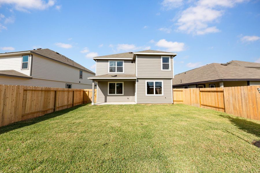 Exterior details and patio area of a home in Cliffstone Hills, Conroe (Image 3).