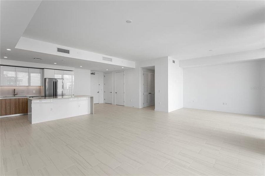 Spacious, unfurnished interior of a new home in , St. Petersburg (Image 24).