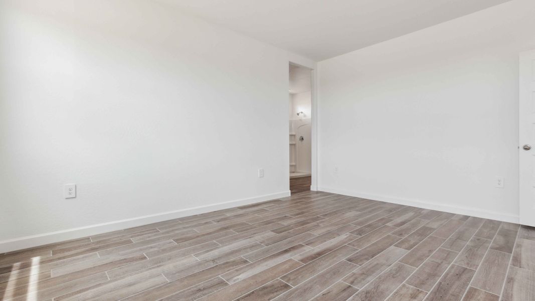 Spacious, unfurnished interior of a new home in Entrada Del Oro, Gold Canyon (Image 21).
